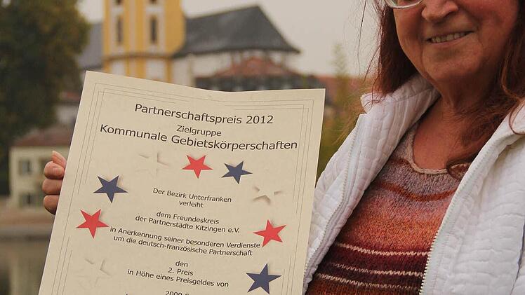 Mit 2000 Euro ist der zweite Platz dotiert, den der Freundeskreis der Partnerstädte  bekommen hat.  Jocelyn Nicoly nahm die Auszeichnung in Würzburg entgegen.