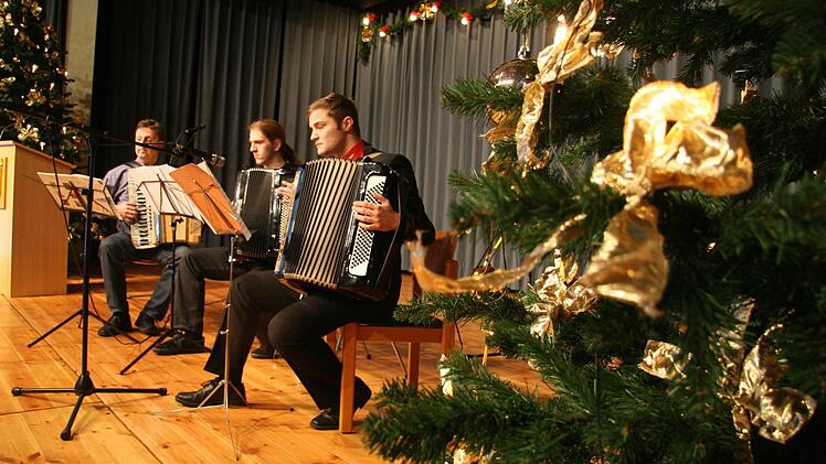 Vom Musikinstitut Stadtsteinach unterhielten Harald Kotschenreuther, Philipp Rösch und Marcel Ott die Senioren mit Akkordeonklängen.