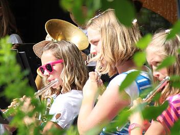 Sie durften nicht ohne Zugabe gehen: Die Schüler der Instrumental-Klasse der Realschule begleiteten das Programm. Foto: Ulrike Müller