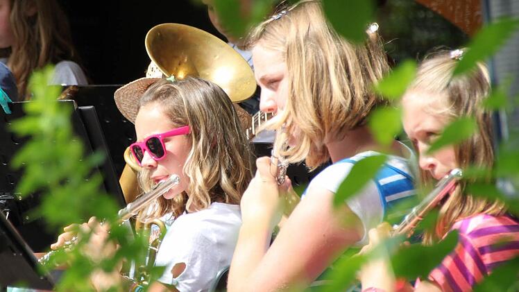 Sie durften nicht ohne Zugabe gehen: Die Schüler der Instrumental-Klasse der Realschule begleiteten das Programm. Foto: Ulrike Müller