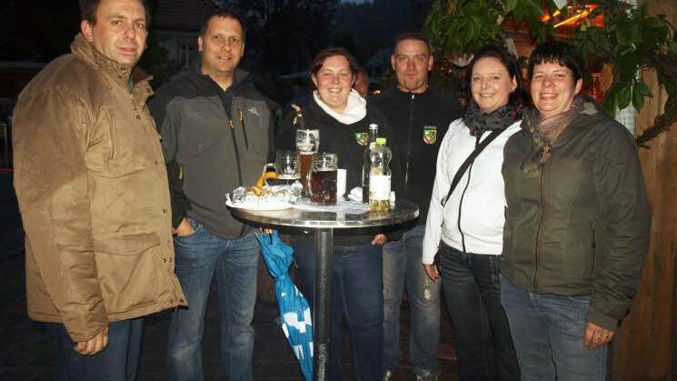 Abendstimmung bei (von links) Marcus Ströhlein, Andreas Porzel, Kathrin Gremer-Schneider, Roland Schneider, Kerstin May und Kerstin Ströhlein.
