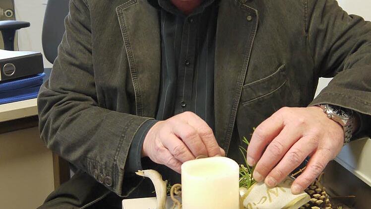 Was bröselt, das brennt: Joachim Friedebachs Adventsgesteck ist zwar echt, dank einer LED-Lampe aber sicher.
