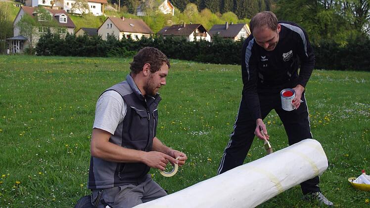 3. Vorsitzender Simon Kraus (links) und 1. Vorsitzender Alexander Jakob der "Staaberche Schrubbe" beim Anmalen des Maibaums. Foto: Heike Schülein