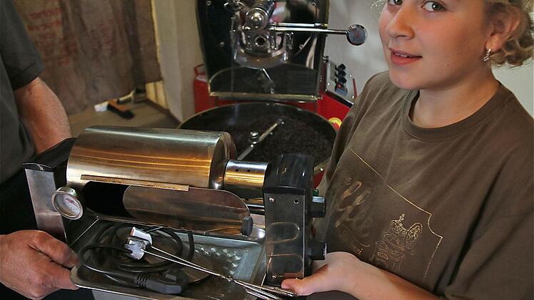 So klein war vor Jahren Bühners erste Röstmaschine. Foto: Gerd Schaar