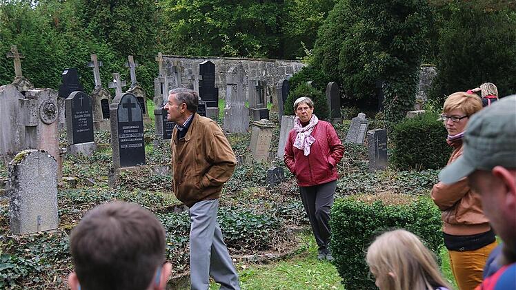 Beim Gang durch den Bonnländer Friedhof weht den Besuchern noch der Zeitgeist des vergangenen Jahrhunderts entgegen.