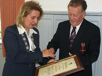 Fred Popp wurde von Bürgermeisterin Doris Leithner-Bisani zum Altbürgermeister und Ehrenbürger von Ludwigschorgast ernannt. Foto: Klaus-Peter Wulf