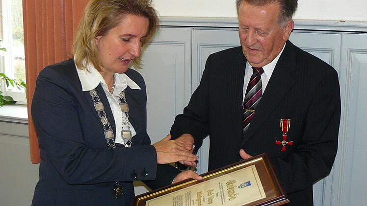 Fred Popp wurde von Bürgermeisterin Doris Leithner-Bisani zum Altbürgermeister und Ehrenbürger von Ludwigschorgast ernannt. Foto: Klaus-Peter Wulf