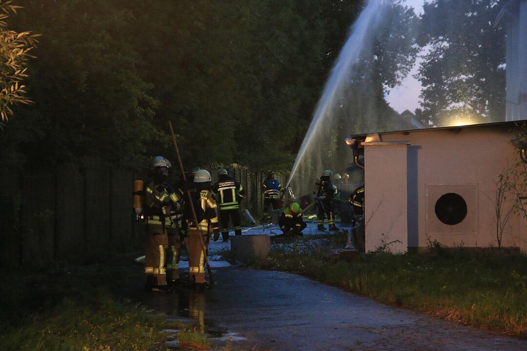 Am Donnerstagabend brannte in Marktzeuln eine Kart-Bahn völlig aus, nachdem es zu einer Verpuffung gekommen war.