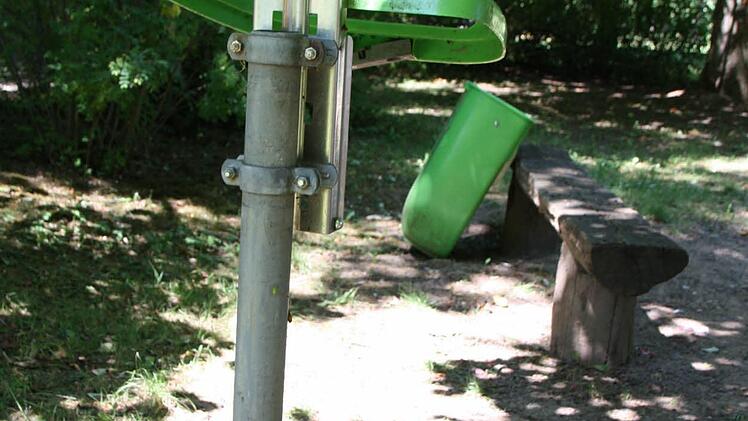 Abgerissener Abfalleimer. Foto: Ralf Ruppert