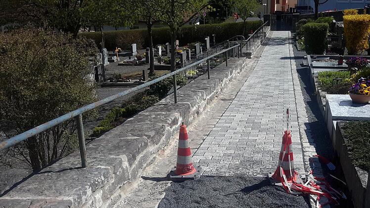 So wie dieses fast fertige Wegstück werden später die Hauptachsen zwischen den einzelnen Gräberreihen aussehen. Foto: Rolf Pralle