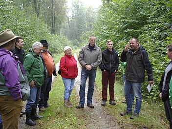 Revierförster Rainer Bräunig (rechts) hat gut lachen. Er findet in Fuchsstadt einen "Top-Wald" vor. Doch auch er meint: Der Wald braucht Verbesserungen. Foto: Winfried Ehling