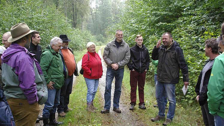 Revierförster Rainer Bräunig (rechts) hat gut lachen. Er findet in Fuchsstadt einen "Top-Wald" vor. Doch auch er meint: Der Wald braucht Verbesserungen. Foto: Winfried Ehling