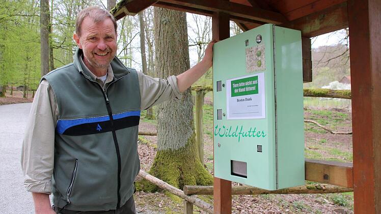 Diese Automaten mit Wildfutter sind überall im Klaushof zu finden. Hier ist Förster Axel Maunz zu sehen, der den Klaushof leitet. Foto: K. Kupka-Hahn