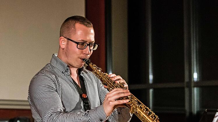 Mit ihrer Band und dem Programm "Jazz it" gastierte die Schlagzeugerin Mareike Wiening im Coburger Contakt.Foto: Jochen Berger