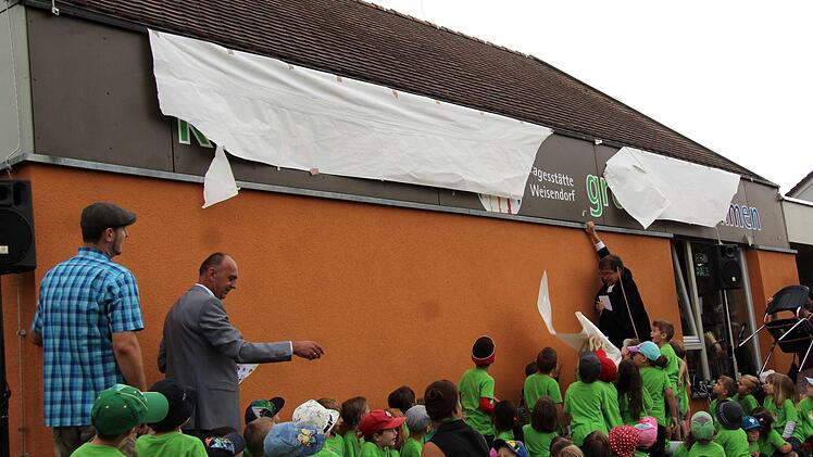 Ein neues Schild wurde enthüllt.   Foto: Richard Sänger
