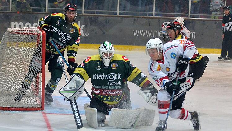 HEC-Goalie Philipp Schnierstein fand sich ein ums andere Mal im Mittelpunkt des Geschehens wieder, erwies sich jedoch  als sicherer Rückhalt. Fotos: Picturedreams