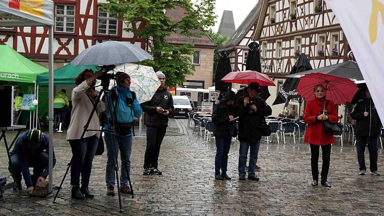 Wegen des Regens kamen nur wenige Besucher zur Eröffnung