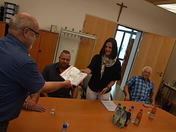 Die Mappe mit den Unterschriften ist dick, die Manuela Schmitt von der BI "Wald vor Windkraft" Bürgermeister Franz Kuhn übergibt. Fotos: C. Schmitt