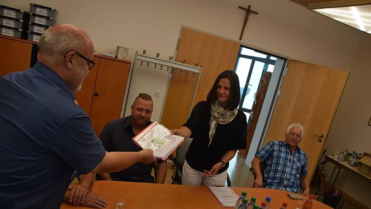 Die Mappe mit den Unterschriften ist dick, die Manuela Schmitt von der BI "Wald vor Windkraft" Bürgermeister Franz Kuhn übergibt. Fotos: C. Schmitt