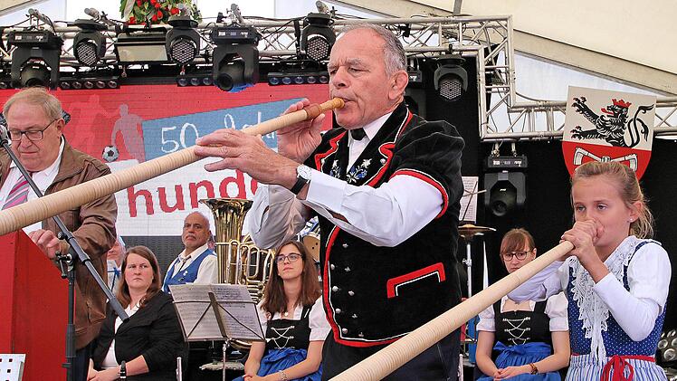 Sogar aus der Schweiz kamen Gäste, um dem TSV Thundorf ein Ständchen zu bringen - selbstverständlich mit Alphörnern. Den Ehrenvorsitzenden Philipp Bauernschubert (links) freut's. Foto:  Dieter Britz