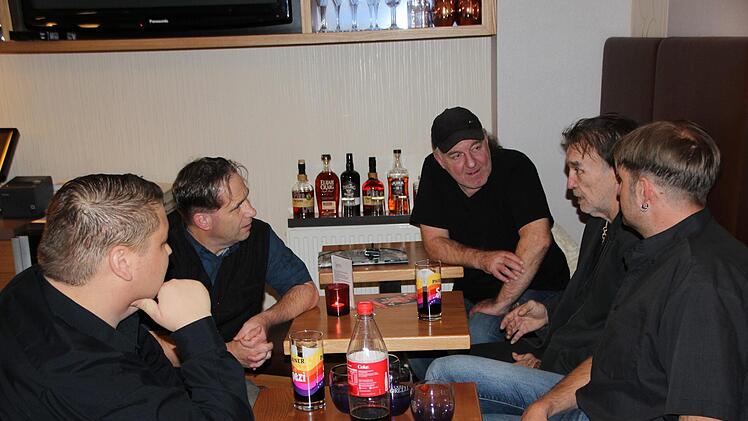 Lockere Talkrunde im Hotel Dappers. Gesch&auml;ftsf&uuml;hrer Sven Wedel, Saale-Zeitungs Redakteur J&uuml;rgen Schmitt, Joachim Dunger, Ren&eacute; Weller und Jens N&ouml;hrba&szlig; (von links) im Gespr&auml;ch. Foto: Johannes Schlereth