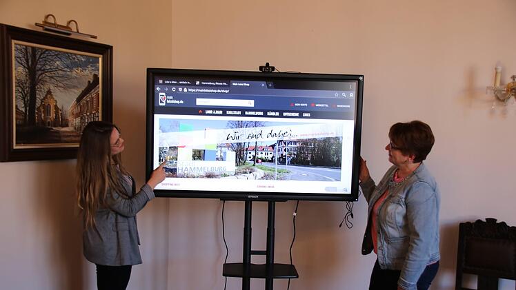 Julia Keidel von der Stadtverwaltung präsentiert an einem Touchscreen die Handhabung des neuen Portals. Foto: Ralf Ruppert