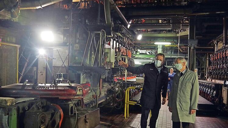Bei der Werksbesichtigung zeigte sich der Erzbischof beeindruckt vom hohen Technologisierungsgrad der Glasherstellung. Hier bekommt Ludwig Schick (rechts) vom technischen Leiter Kay Rohn einen Einblick in die Produktion.  Foto: Heike Schülein