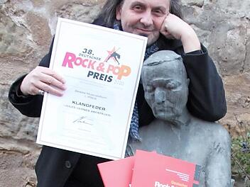 Während die Skulptur unweit der alten Vogtei in Burgkunstadt Trauer verströmt, hat Udo Langer allen Grund zur Freude: Beim Deutschen Rock- und Pop-Preis sahnte er mehrere Preise ab. Foto: Stephan Stöckel
