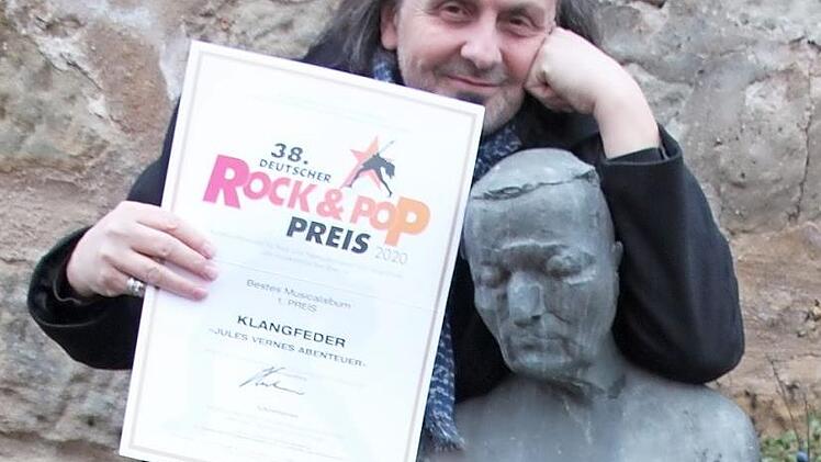 Während die Skulptur unweit der alten Vogtei in Burgkunstadt Trauer verströmt, hat Udo Langer allen Grund zur Freude: Beim Deutschen Rock- und Pop-Preis sahnte er mehrere Preise ab. Foto: Stephan Stöckel