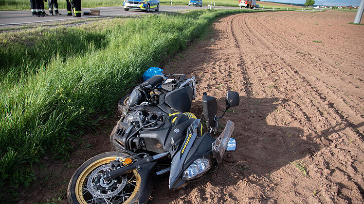 Alleinbeteiligt von Stra&szlig;e abgekommen: 52-j&auml;hriger Motorradfahrer t&ouml;dlich verletzt