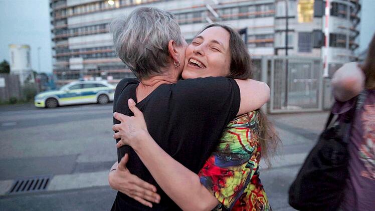 Erleichterung: Nach langer Leidenszeit kann Alexandra "Sascha" Skotschilenko wieder ihre Mutter in die Arme schließen.