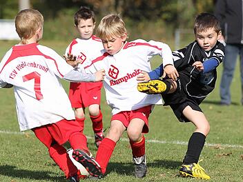 Vollen Einsatz zeigten die U7-Spieler aus Weißenbrunn und Theisenort beim G-Jugend-Turnier in Küps. Im Bild (von links) Jannis Roth, Kilian Schmidt und Benedikt Steger (alle TSV) sowie Dustin Brehm (Theisenort). Foto:  Heinrich Weiß