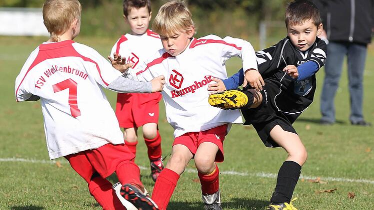 Vollen Einsatz zeigten die U7-Spieler aus Weißenbrunn und Theisenort beim G-Jugend-Turnier in Küps. Im Bild (von links) Jannis Roth, Kilian Schmidt und Benedikt Steger (alle TSV) sowie Dustin Brehm (Theisenort). Foto:  Heinrich Weiß