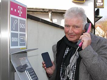 Auch der Ramsthaler Bürgermeister Franz Büttner trägt sein Handy ständig bei sich, die Fernsprechsäule in der Ortsmitte hat er noch nie wirklich benutzt, lediglich für unser Bild griff er zum Hörer. Fotos: Ralf Ruppert