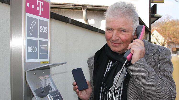 Auch der Ramsthaler Bürgermeister Franz Büttner trägt sein Handy ständig bei sich, die Fernsprechsäule in der Ortsmitte hat er noch nie wirklich benutzt, lediglich für unser Bild griff er zum Hörer. Fotos: Ralf Ruppert