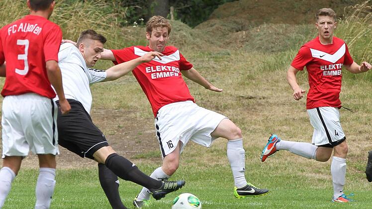 SSV Kasendorf (beim Schuss Matthias Pistor) gegen den FC Alkofen.