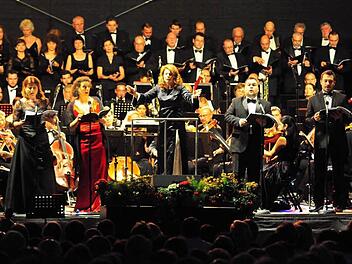 Das hat man selten, den Schlusschor aus Beethovens 9. Sinfonie als Zugabe mit dem Sofia Philharmonic Orchester und Chor sowie den Solisten Marta Torbidoni, Sarah Ferede, Michail Michailov und Vladimir Sazdovski unter der Leitung von Ljubka Biagioni zu Guttenberg. Fotos: Stephan Herbert Fuchs