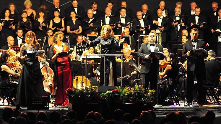 Das hat man selten, den Schlusschor aus Beethovens 9. Sinfonie als Zugabe mit dem Sofia Philharmonic Orchester und Chor sowie den Solisten Marta Torbidoni, Sarah Ferede, Michail Michailov und Vladimir Sazdovski unter der Leitung von Ljubka Biagioni zu Guttenberg. Fotos: Stephan Herbert Fuchs