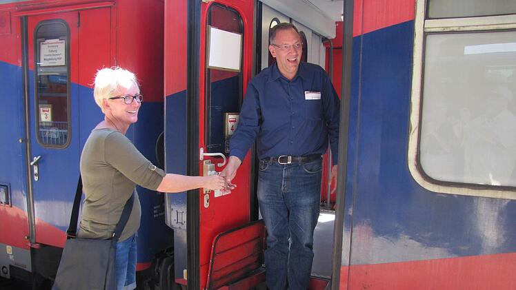 Antje Hennig vom Büro Senioren und Ehrenamt bei der Stadt Coburg und Bürgermeister Thomas Nowak bei der Ankunft in Coburg. Foto: Martin Koch