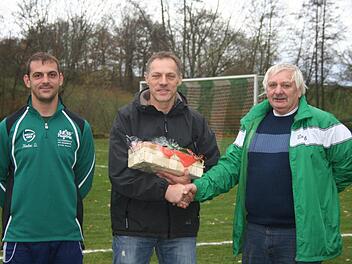 Ende einer Erfolgsgeschichte: Der Aufstieg in die Kreisklasse war der Höhepunkt, jetzt trat Thomas Wäcke (Bildmitte) als Trainer der SpVgg Haard zurück. Unser Bild von der Verabschiedung zeigt auch Spielführer Daniel Kerber und Abteilungsleiter Waldemar Schmitt.  Foto: SpVgg Haard
