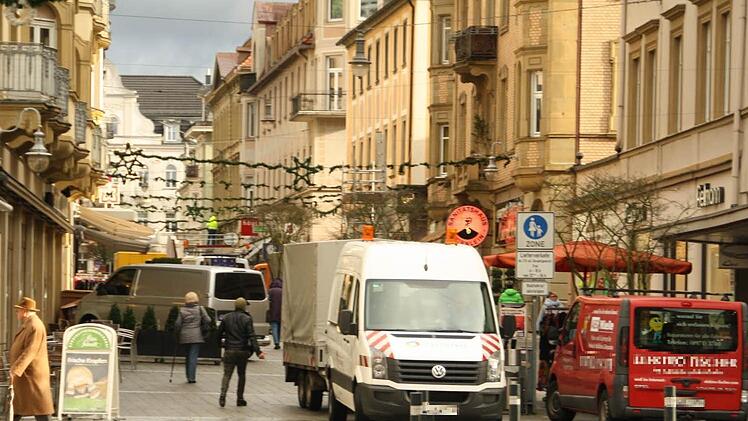 Die Fu&szlig;g&auml;ngerzone an einem Dienstag um 11.15 Uhr Eigentlich d&uuml;rfte kein Lieferverkehr mehr fahren oder halten.  Foto: Paul Ziegler