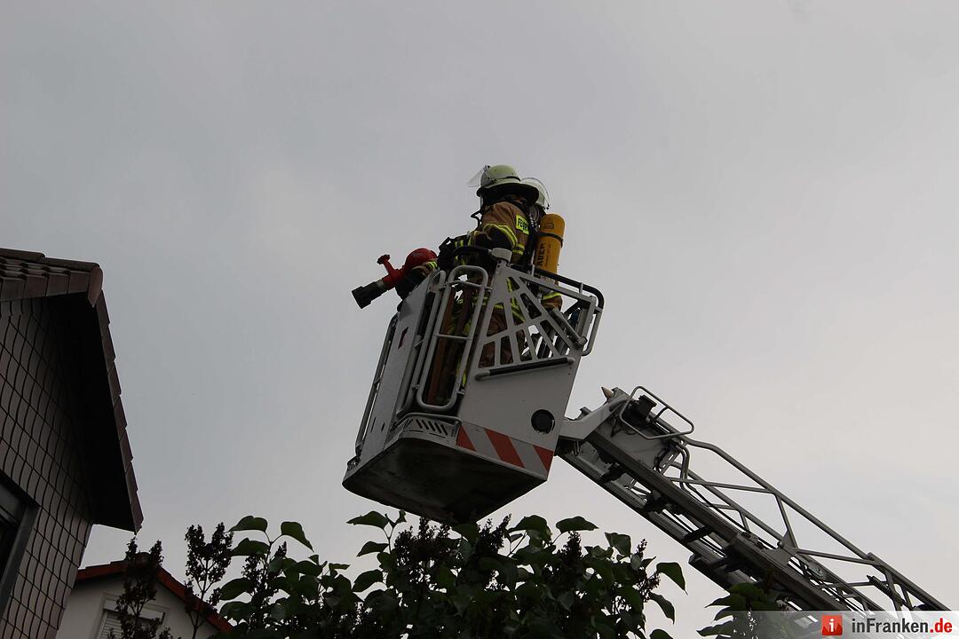 Blitz schlägt in Dachstuhl von Einfamilienhaus ein