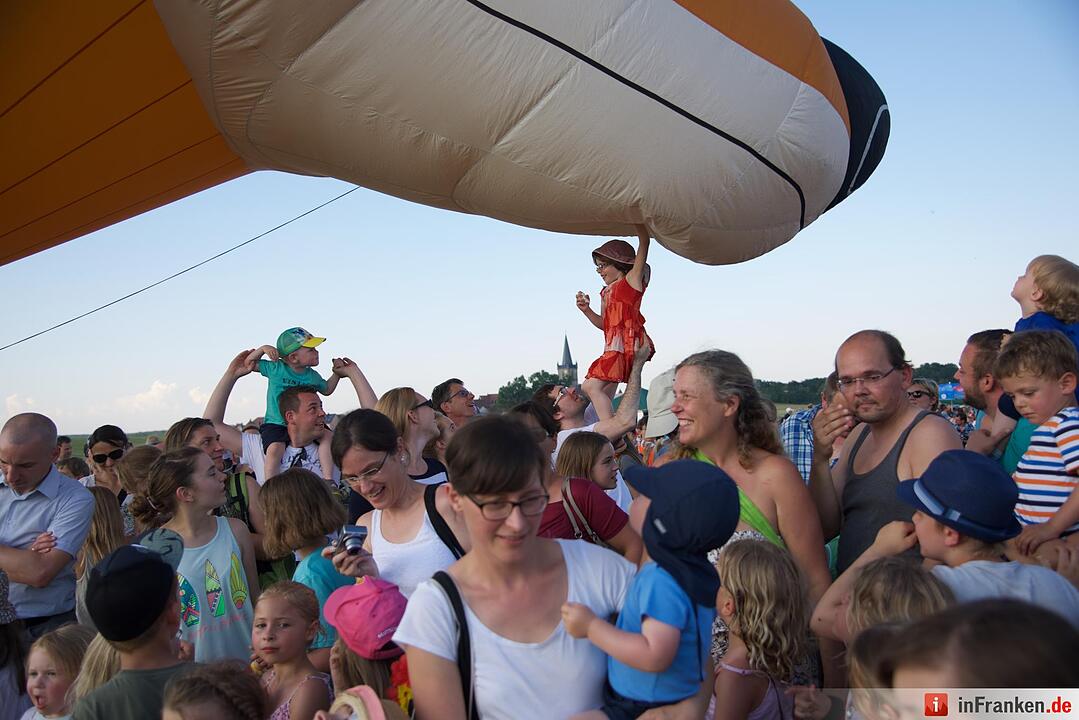 Jubiläumsausgabe: Zum 20. Mal hat die Raiffeisenbank Seebachgrund zu ihrem Ballonmeeting nach Hannberg eingeladen. Mehr als 2000 Menschen waren gekommen.