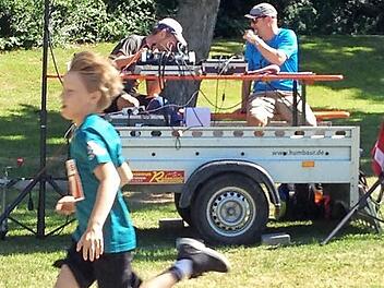 Jürgen Geißler (li.) und Uli Bachnik hatten bei der Moderation ihren Spaß. Die Namen der 656 Schüler mussten sie trotz aller Spontaneität von Listen ablesen.  Foto: Daniel Ruppert
