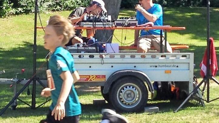 Jürgen Geißler (li.) und Uli Bachnik hatten bei der Moderation ihren Spaß. Die Namen der 656 Schüler mussten sie trotz aller Spontaneität von Listen ablesen.  Foto: Daniel Ruppert