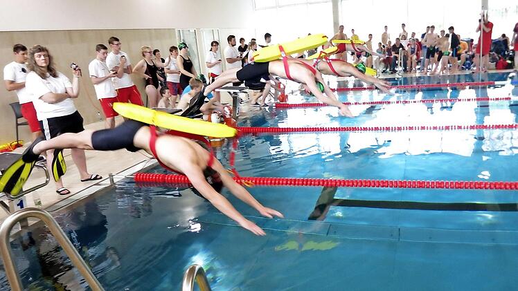 Schwimmer üben den Einsatz mit dem Gurtretter im sportlichen Wettbewerb. Eine Übungspuppe muss geborgen werden. Foto: Archiv/Wolfgang Dietz