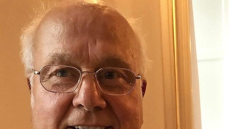 Norbert Tscherner mit seiner neuen Unterschriftenliste  Foto: MW
