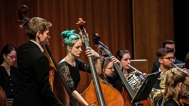 Das Jugendsymphonieorchester Oberfranken unter Leitung von Till Fabian Weser beeindruckte das Publikum im Coburger Kongresshaus mit begeisterndem Musizieren.Foto: Jochen Berger