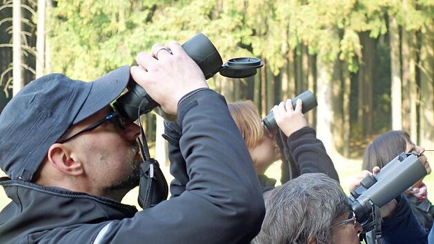 Die Teilnehmer der Vogelstimmenexkursion vom F&ouml;rderverein f&uuml;r das Jugendwaldheim Lauenstein zeigten sich fasziniert vom Gesang und der Farbenpracht der gefiederten S&auml;nger. Nicht nur die Stimmen, sondern auch die bunten Federkleider beeindruckten.  Foto: K.- H. Hofmann