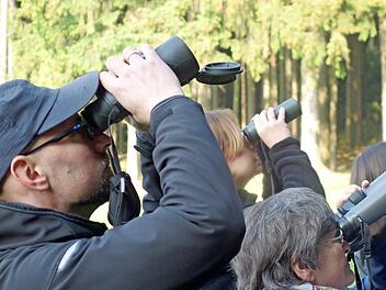 Die Teilnehmer der Vogelstimmenexkursion vom Förderverein für das Jugendwaldheim Lauenstein zeigten sich fasziniert vom Gesang und der Farbenpracht der gefiederten Sänger. Nicht nur die Stimmen, sondern auch die bunten Federkleider beeindruckten.  Foto: K.- H. Hofmann